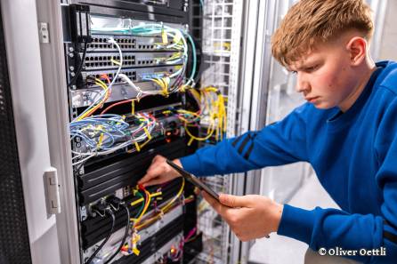 Mitarbeiter arbeitet etwas am Server