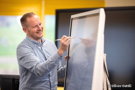 Mitarbeiter schreibt auf Screen