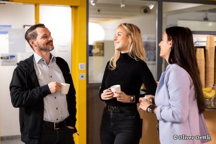 Drei Mitarbeitende in der Kaffeepause