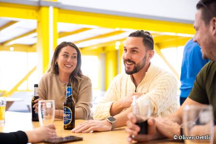 Mitarbeitende trinken etwas zusammen