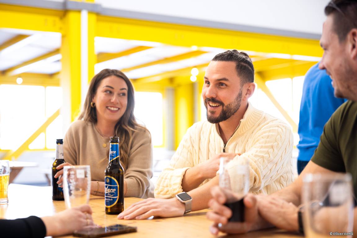 Mitarbeitende trinken etwas zusammen