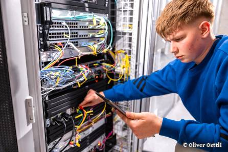 Mitarbeiter arbeitet an einem Server