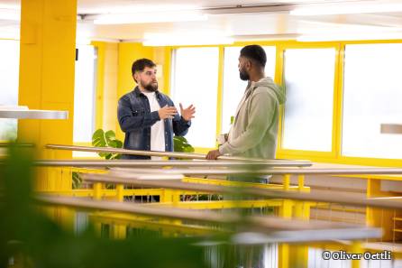 Zwei Mitarbeiter sprechen miteinander