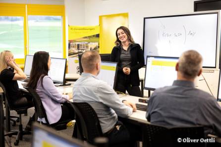 Kursteilnehmende hören Präsentation zu