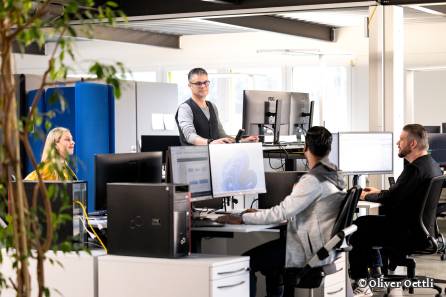 Mitarbeitende unterhalten sich