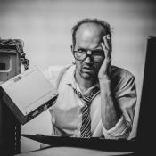 Orientierungsloser dreinblickender Mann