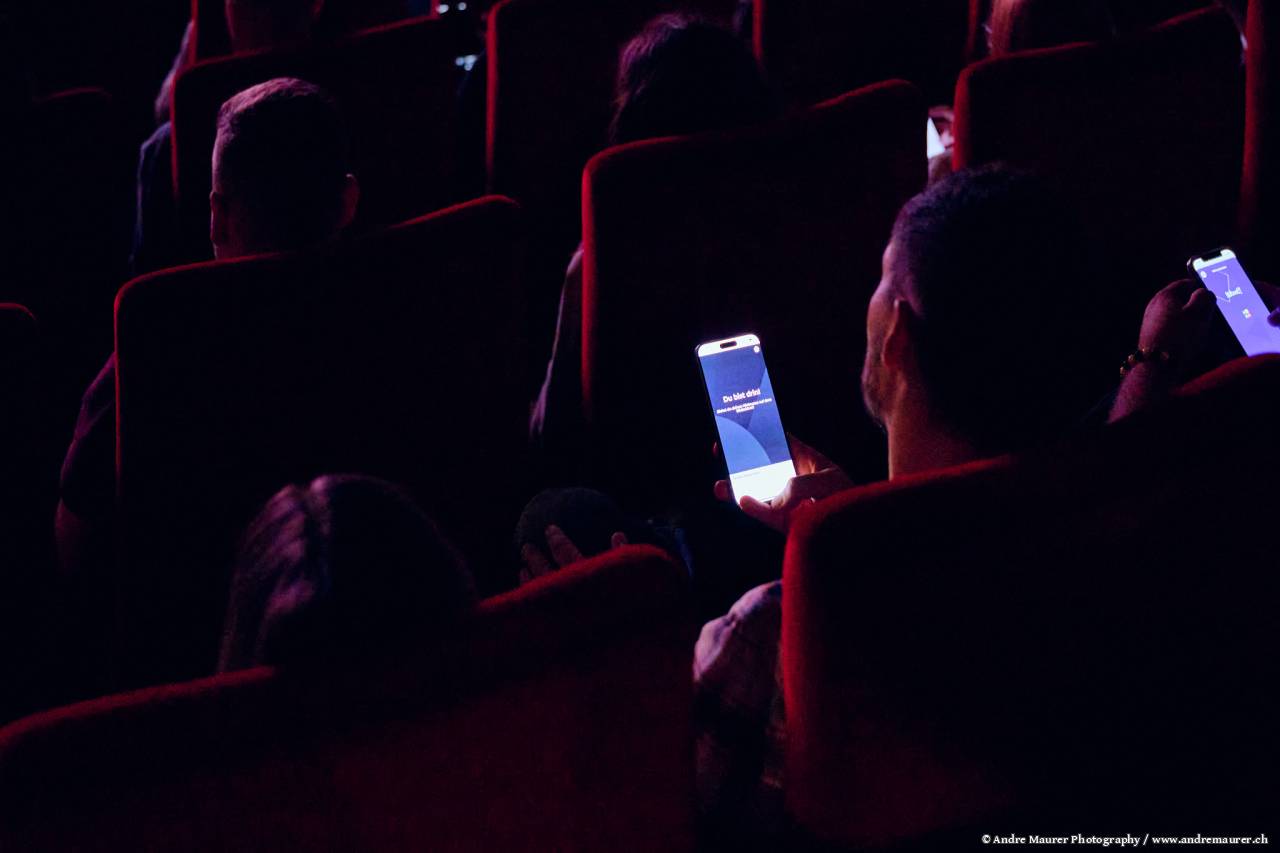 Menschen nehmen am Livequiz teil