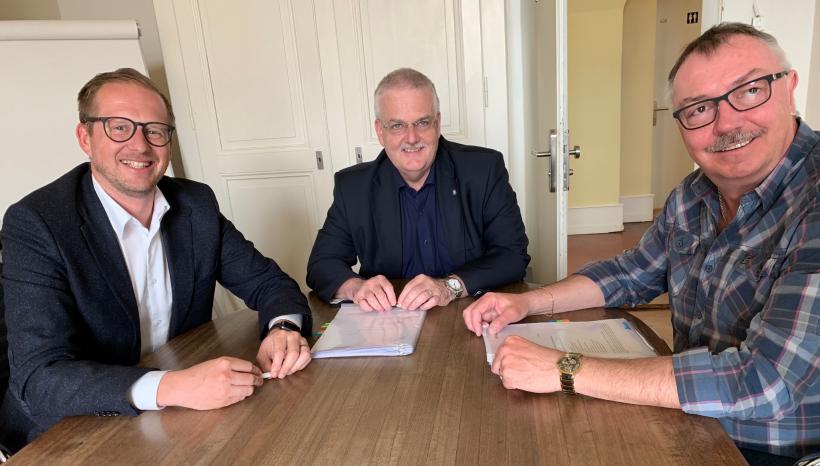 Vertragsunterzeichnung mit Alexander Ott der Stadt Bern (Mitte), Daniel Hungerbühler (Links) und Alfred Hofer (Rechts) der Talus Informatik AG 