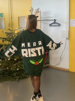 Mitarbeiterin im Weihnachtspulli