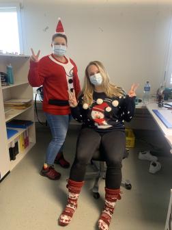 Abacus Mitarbeiterinnen im Weihnachtspullover