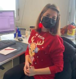 energy Mitarbeiterin im Weihnachtspullover