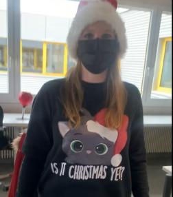 energy Mitarbeiterin im Weihnachtpullover