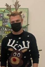 energy Mitarbeiter im Weihnachtspullover